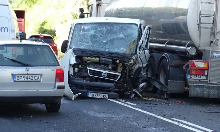 Зверски удар: Пиян шофьор помете три коли в Кресненското дефиле, пострада бременна жена - Tribune.bg