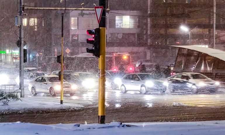 Сняг и лед в София: 109 снегопочистващи машини са на терен - Tribune.bg