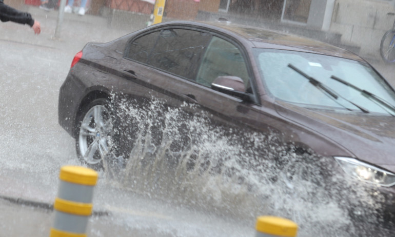 Отново пороен дъжд и бури в части от страната - Tribune.bg