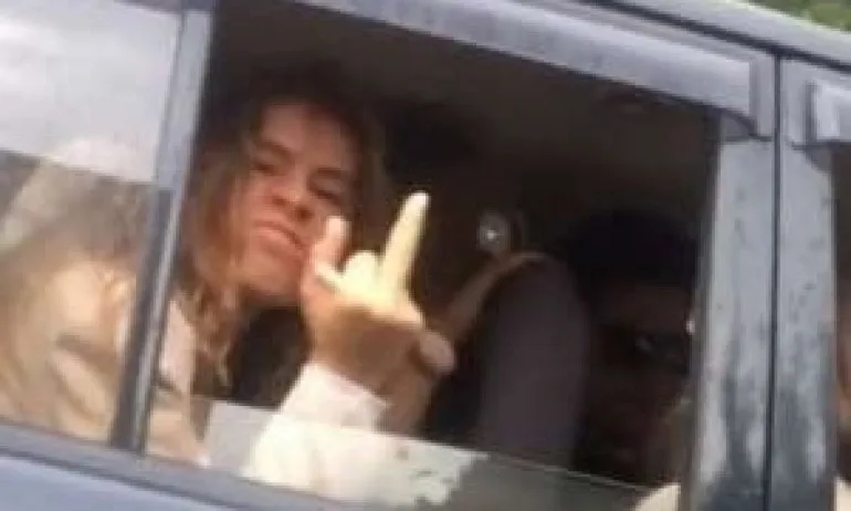 Ретро: Дъщерята на Румен Радев размахва среден пръст - Tribune.bg