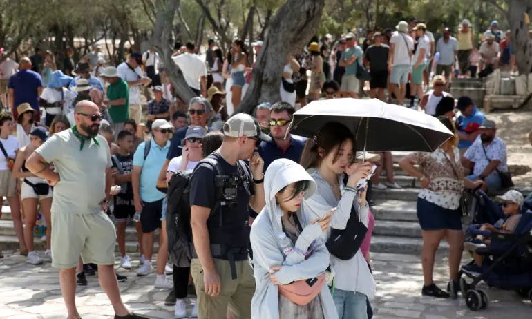 Гръцкият остров Санторини задръстен от туристи, местните призовават за ограничния 