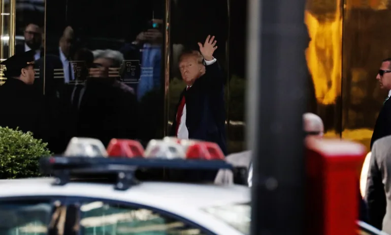 Тръмп пристигна в Ню Йорк, за да се предаде в съда - Tribune.bg