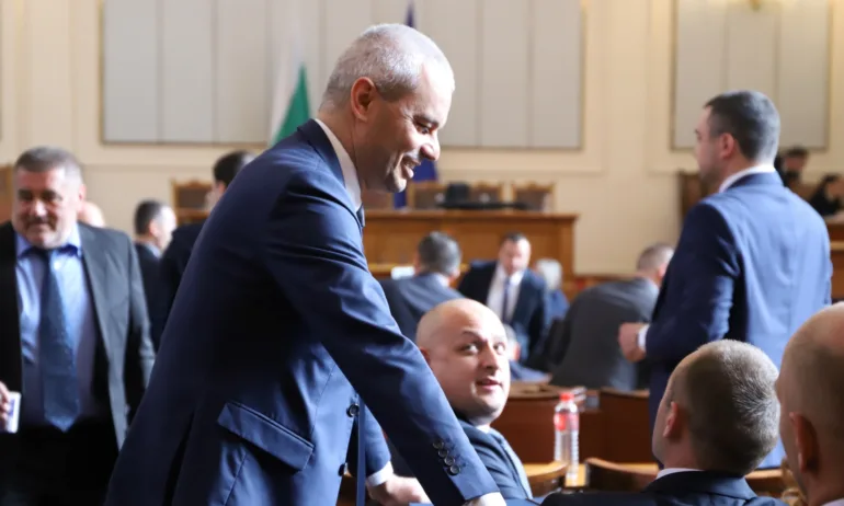 Очистваща сила: Възраждане освещава стаята си в НС – била ползвана от Демократична България - Tribune.bg