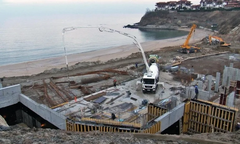 Какво се строи на плажа в Алепу? - Tribune.bg