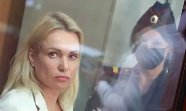 Руската журналистка Марина Овсянникова, която беше под домашен арест заради