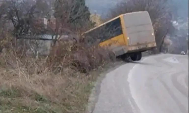 Училищен автобус самокатастрофира и падна в канавка край пътя. Инцидентът