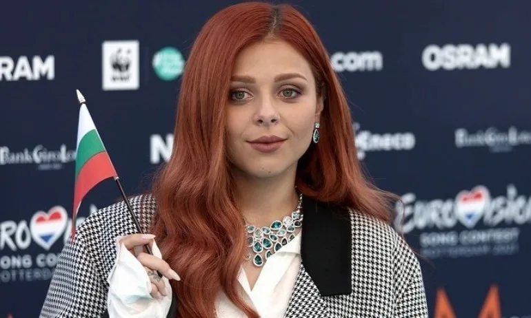 Виктория впечатли с изящна визия на тюркоазения килим на Евровизия 2021 - Tribune.bg