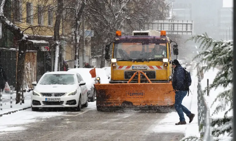 216 снегорина са в готовност в София. От общината увериха, че са извършени обработки във всички райони - Tribune.bg