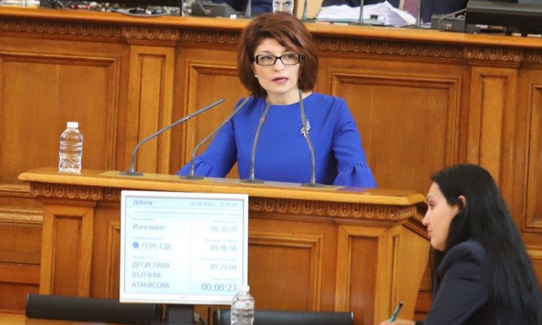 Атанасова: Ще улесните всички, ако днес гласуваме оставките на правителството и на г-н Минчев - Tribune.bg