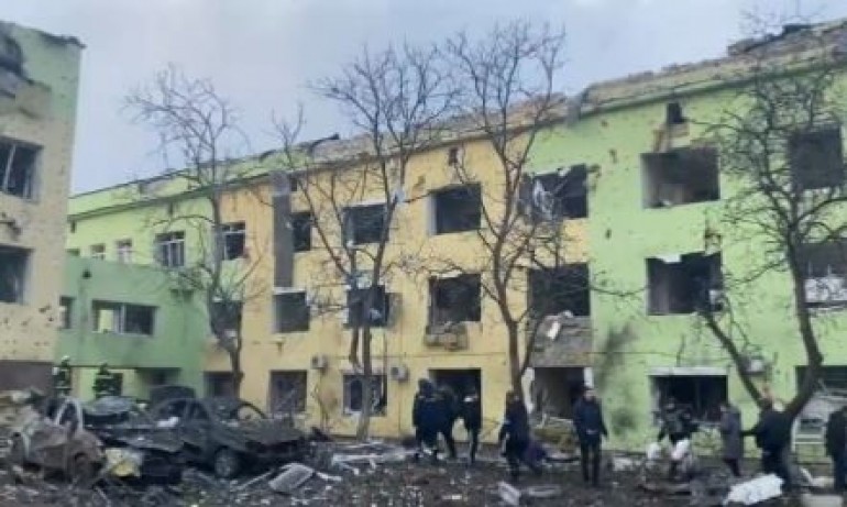Детска болница в Мариупол е била разрушена от руска бомбардировка (ВИДЕО) - Tribune.bg