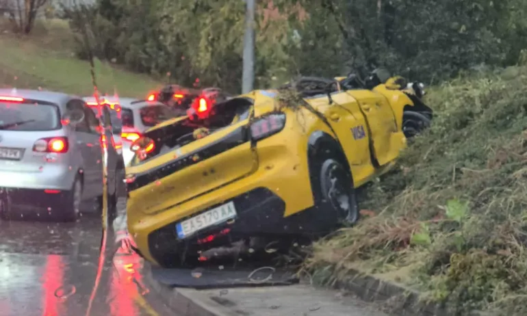 Кола е в неузнаваемо състояние след катастрофа на Цариградско шосе - Tribune.bg