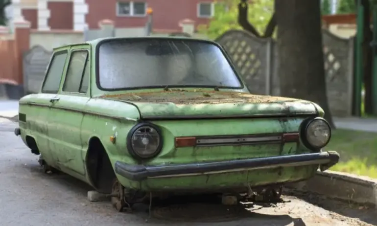 Община Ловеч продължава премахването на изоставените коли по улиците - Tribune.bg