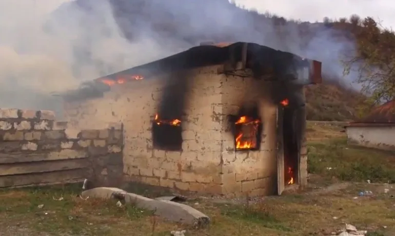 Жители на Нагорни Карабах палят къщите си - Tribune.bg