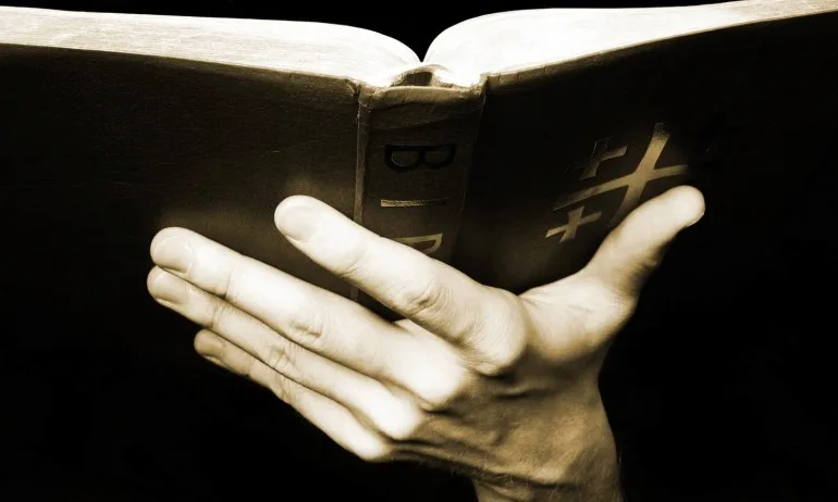 Белезници за българки в Гърция, пръскали с мазнина реликви в музеи - Tribune.bg