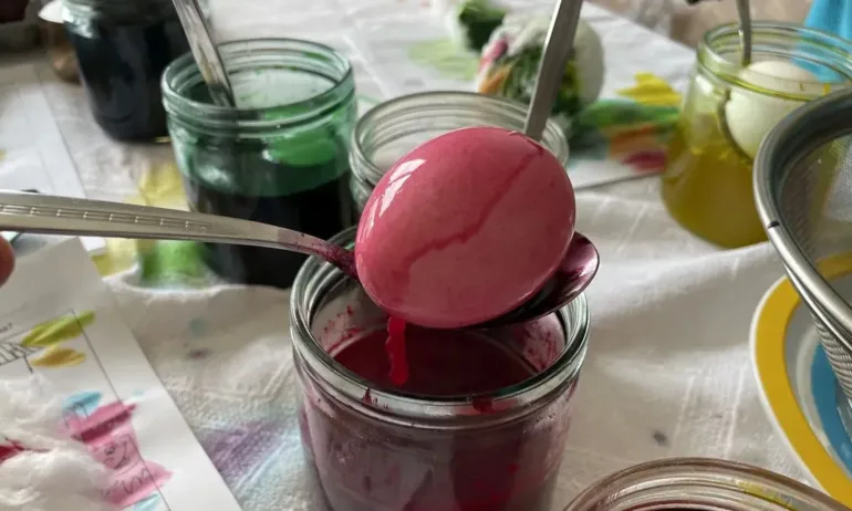 Великденската традиция оживя в Бачковския манастир: Боядисват 2026 яйца на Велики четвъртък - Tribune.bg