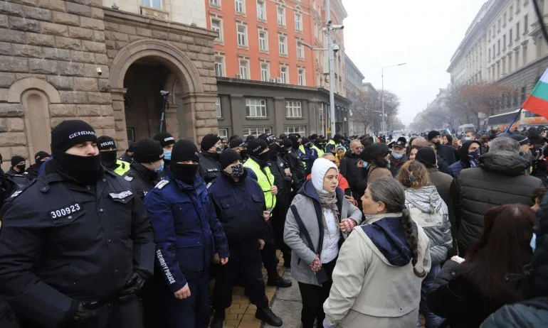 Ралица Даскалова: Всеки, тръгнал за площадни изяви сега, да декларира, че отказва лечение - Tribune.bg