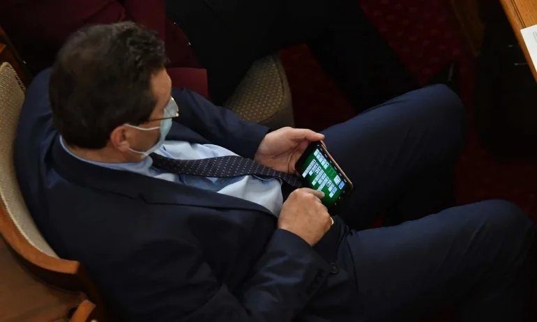 Депутати разцъкаха карти онлайн по време на обсъждането на извънредното положение - Tribune.bg