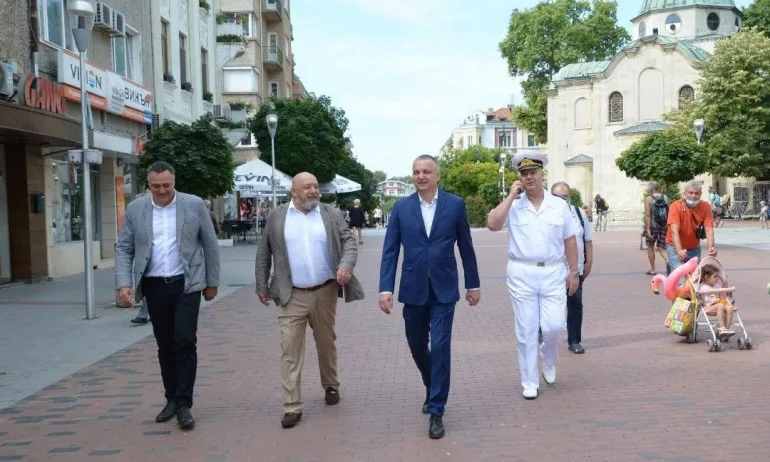 Министърът на младежта и спорта се включи в честването на 142 г. от Освобождението на Варна - Tribune.bg