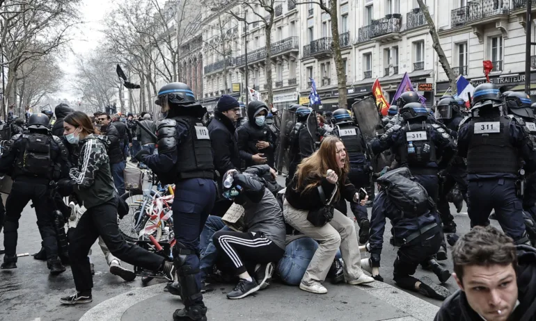 Отново сблъсъци в Париж, полицията разпръсна протестиращите със сълзотворен газ - Tribune.bg