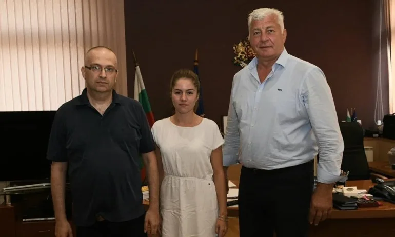 Добра новина! Премиерът помогна за събирането на средствата за лечението на 18-годишната Мила - Tribune.bg