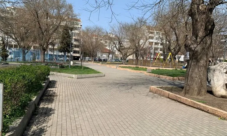 Заради нарушители: Събират и разреждат пейките в Бургас - Tribune.bg
