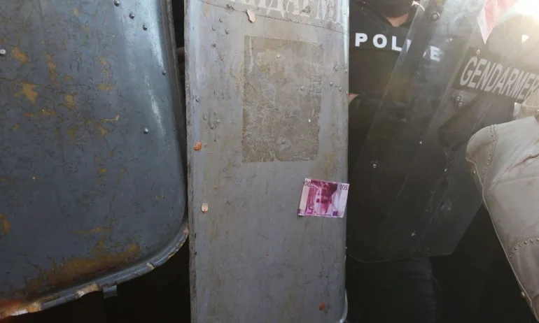 Бомбички и камъни полетяха към полицаите, има 20 пострадали - Tribune.bg