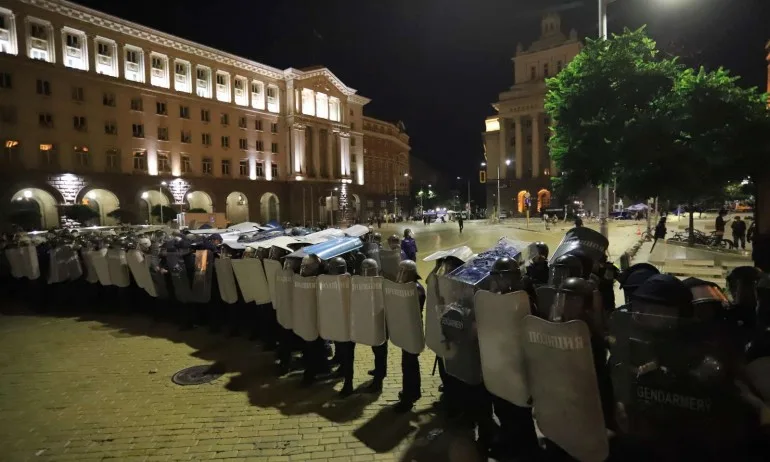 Спешна помощ: Ранени са още полицаи и протестиращи, мъж е с черепно-мозъчна травма - Tribune.bg