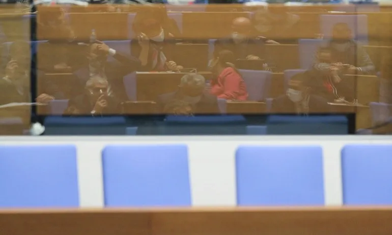 Протестъри обявиха, че празнуват смъртта на депутата, чакали… още жътва - Tribune.bg