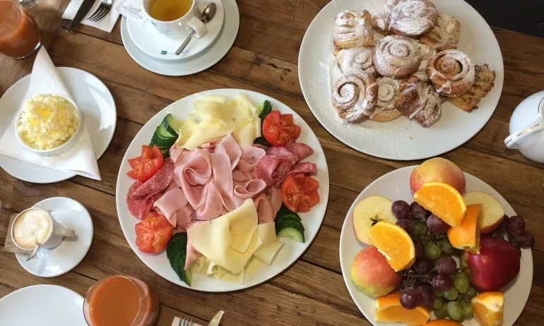 Заради натравяне с храна преди 4 години – туристка осъди туроператор за 24 хиляди евро - Tribune.bg