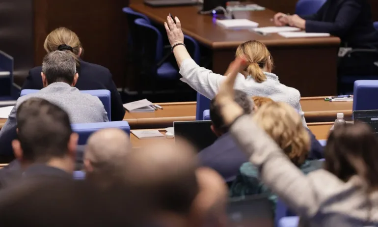 Бурни скандали се разразиха в парламента, след като в дневния