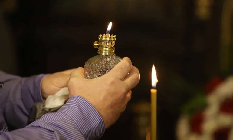 След 2 години: Българска делегация ще донесе Благодатния огън за Великден - Tribune.bg