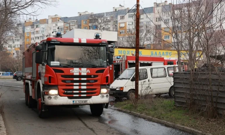 Пожарникари спасяват деца, качили се на високо съоръжение - Tribune.bg