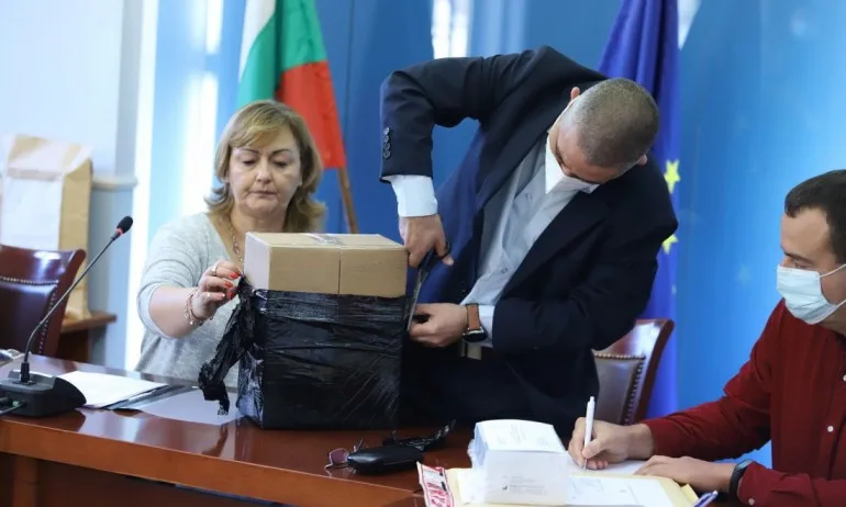 28 оферти за осигуряване на щадящи COVID тестове за учениците постъпиха в МЗ - Tribune.bg