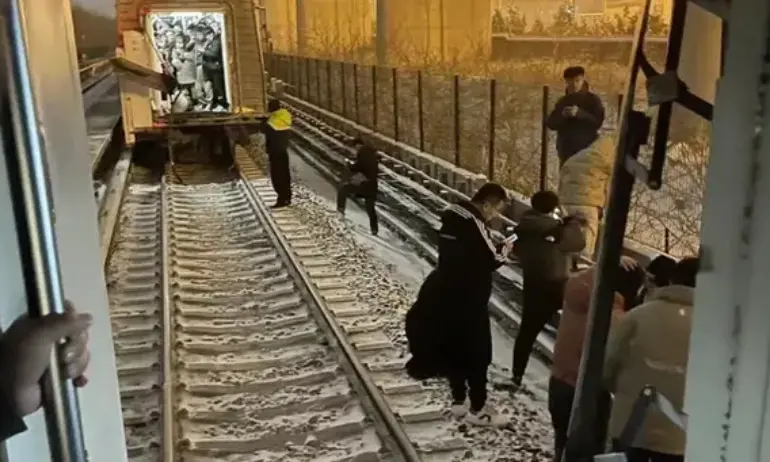 Катастрофа в час пик в метрото на Пекин - стотици са със счупвания и в болница (ВИДЕО) - Tribune.bg