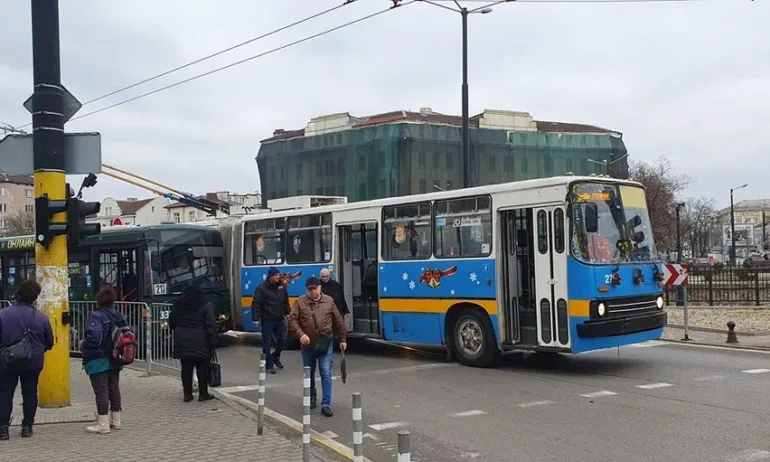 Удар между тролей и автобус блокира Лъвов мост - Tribune.bg