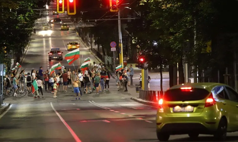 Срамни гледки по софийските улици, малки групи блокираха възлови точки - Tribune.bg