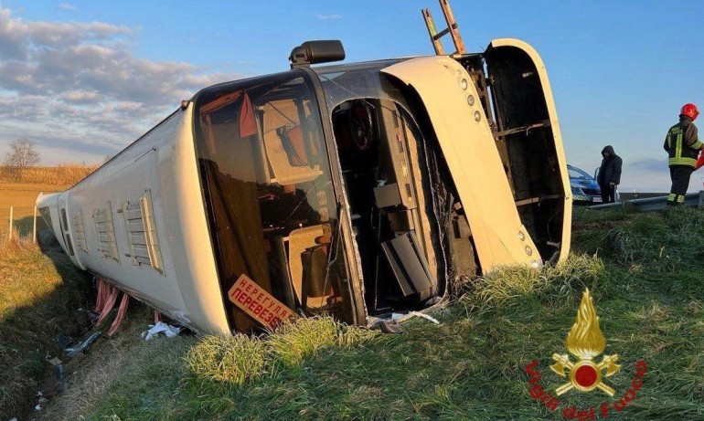 Един загинал при катастрофа на автобус с бежанци от Украйна в Италия (СНИМКИ+ВИДЕО) - Tribune.bg