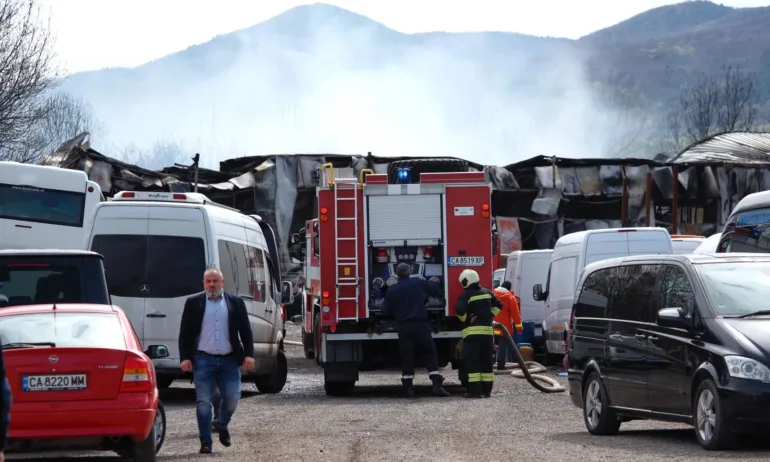 Голям пожар горя в автосервиз в Долни Лозен - Tribune.bg
