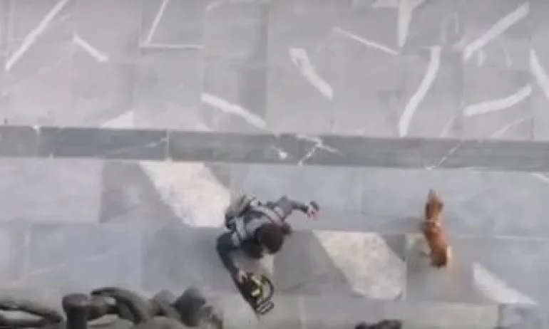 Мъж с моторна резачка атакува словенския парламент - Tribune.bg