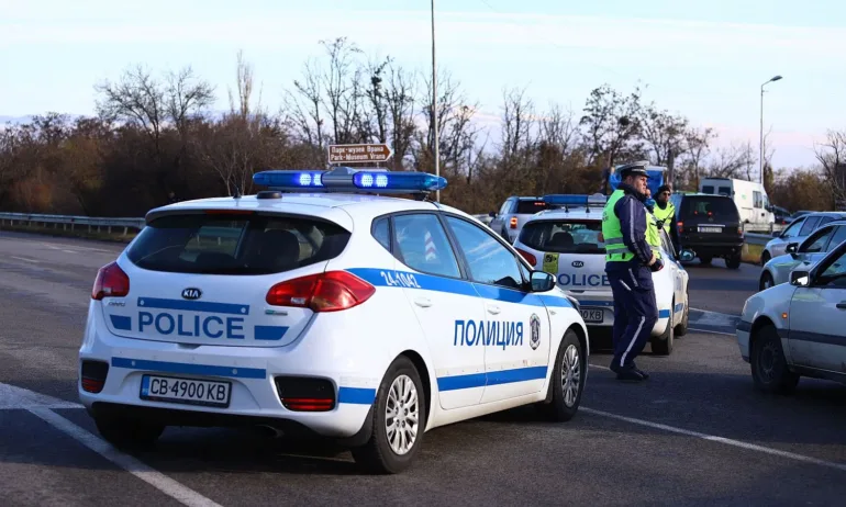 Арестуваха служител на МВР, превозвал мигранти - Tribune.bg