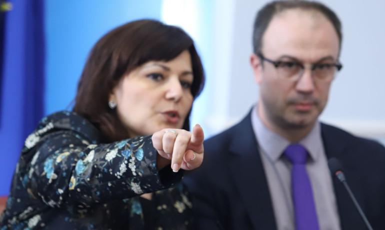 Хора с увреждания на протест под прозорците на Сербезова - Tribune.bg