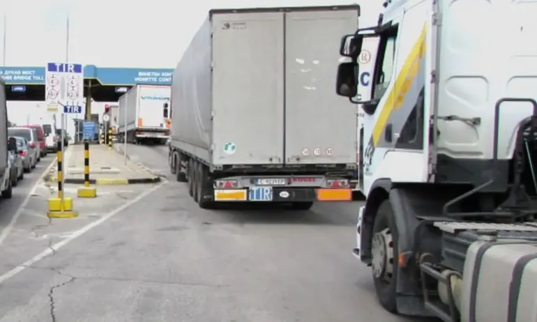 Повече от 24 часа десетки български камиони, натоварени със стока