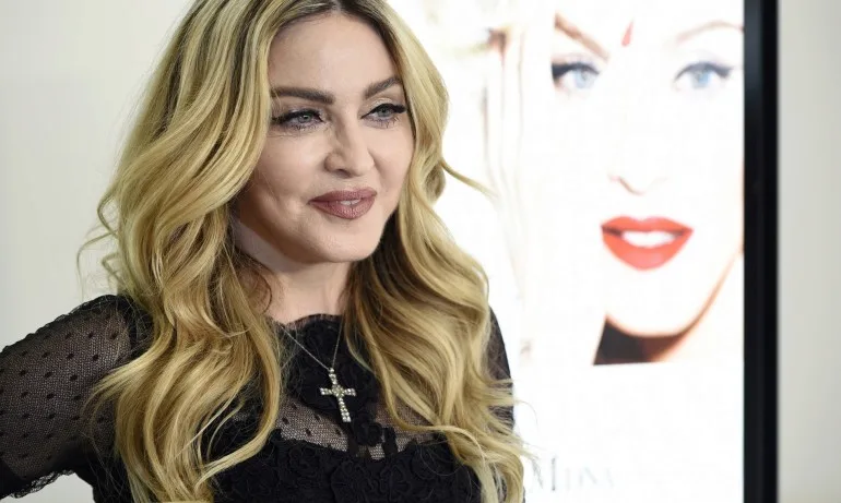 Мадона загря социалните мрежи с топлес снимки - Tribune.bg