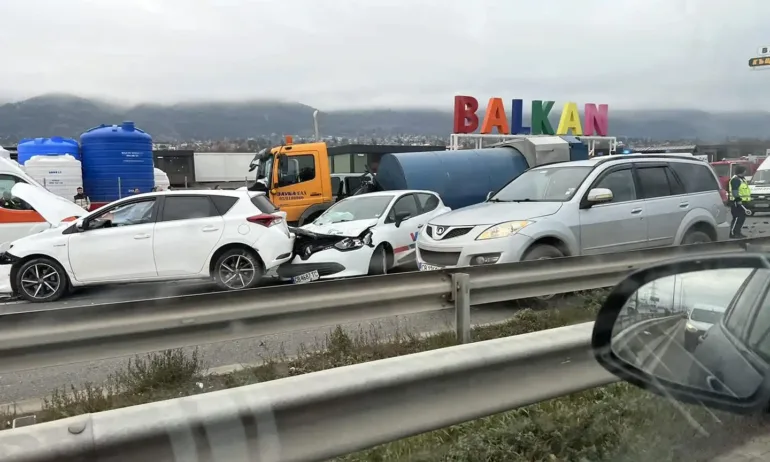 Верижна катастрофа на Околовръстното шосе в София: 10 автомобила и два ТИР-а се удариха (СНИМКИ/ОБНОВЕНА) - Tribune.bg