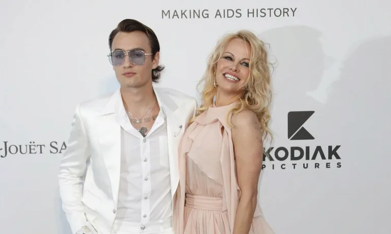 Памела Андерсън напуска САЩ и продава къщата си в Малибу - Tribune.bg