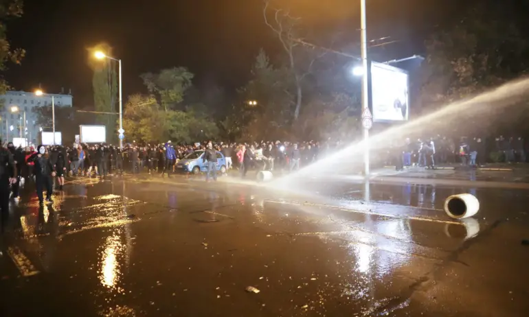 Травми по главата, напръскани с лют спрей, счупени носове: 19 протестиращи са стигнали до Спешна помощ - Tribune.bg