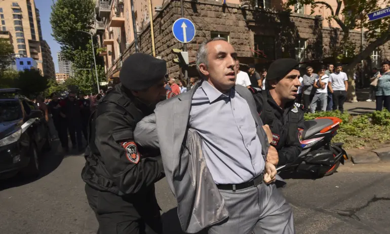 Арести, сблъсъци и искания за оставка за трети ден в Ереван (СНИМКИ) - Tribune.bg