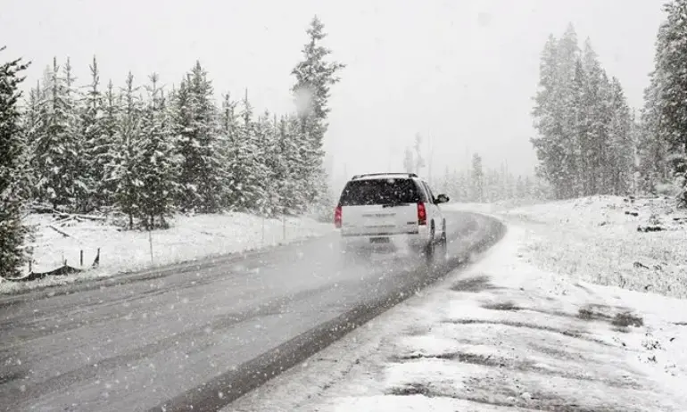 Внимание, шофьори: Застудяване, снеговалеж, заледяване и навявания - Tribune.bg
