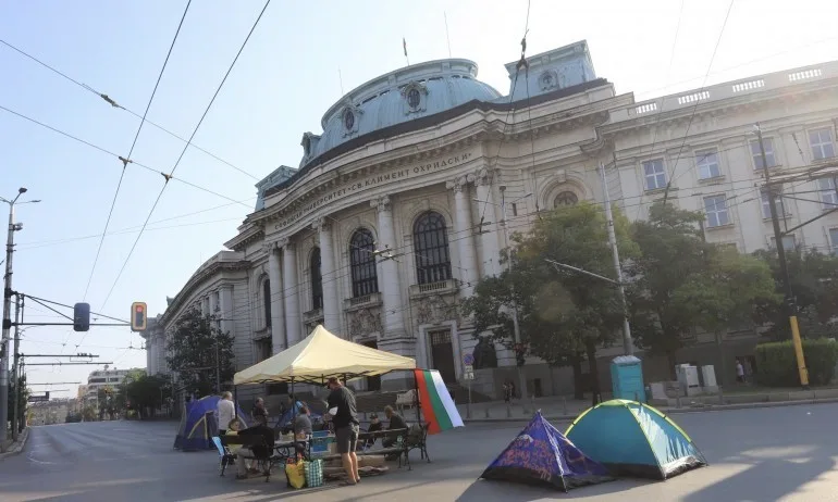 Криза за хора на барикадата пред СУ, лагерите на протеста съвсем се изпокараха - Tribune.bg