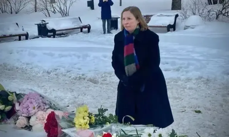 Посланичката на САЩ в Москва отдаде почит на Навални - Tribune.bg